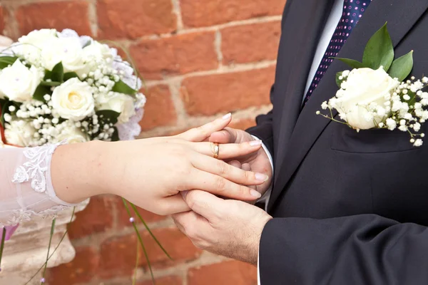 Der Bräutigam zieht der Braut einen Ring an — Stockfoto