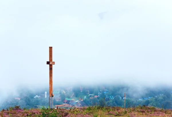 Деревянный крест на вершине цветка вереска летом — стоковое фото