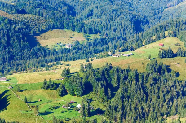 Schönes kleines Bergdorf am Berghang — Stockfoto