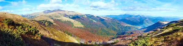 Paisaje de montaña mañana brumosa de otoño — Stockfoto