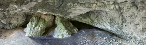 Пещерный навес на скалистой горе — стоковое фото