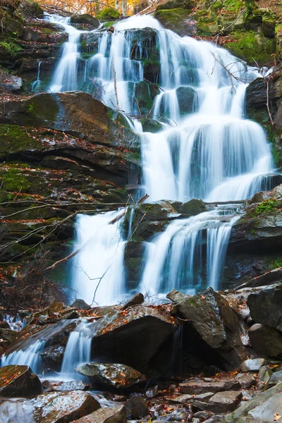 Wasserfälle auf felsigem Herbstbach — Stockfoto
