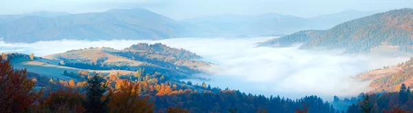 Autumn misty morning mountain panorama — Zdjęcie stockowe