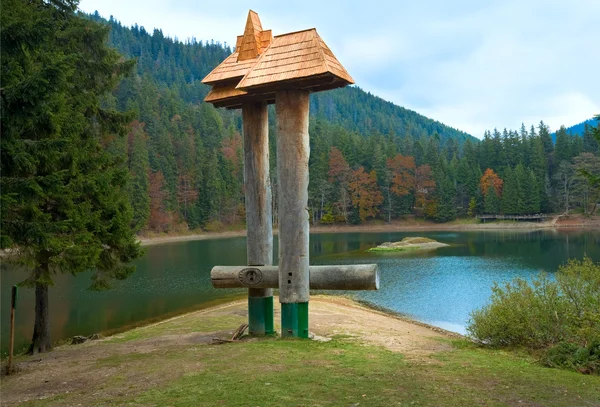 Autumn Synevir mountain lake — Stock Photo, Image