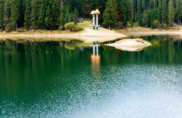 Autumn Synevir mountain lake — Stock Photo, Image