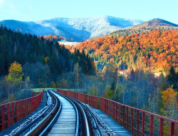 Ferrovia na ponte e primeira neve outono — Fotografia de Stock