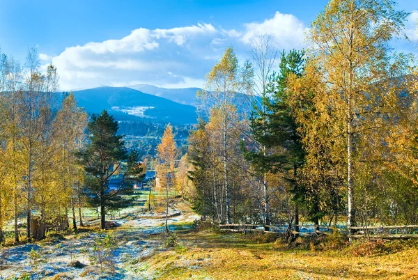 Podzimní jinovatka na horské mýtině — Stock fotografie