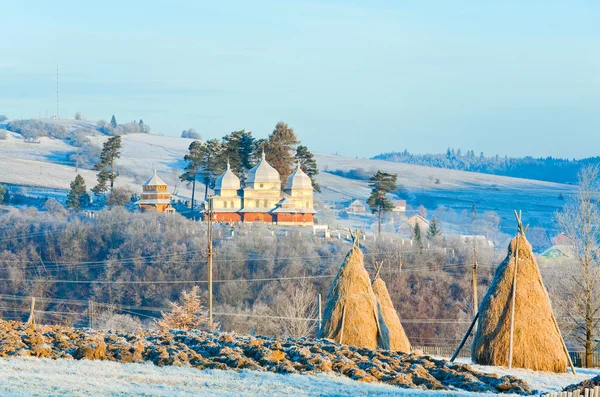 Φθινόπωρο παγετός σε θερινούς βοσκότοπους περίχωρα του χωριού — Φωτογραφία Αρχείου