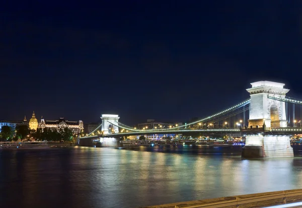 Budapest cadena puente vista nocturna —  Fotos de Stock