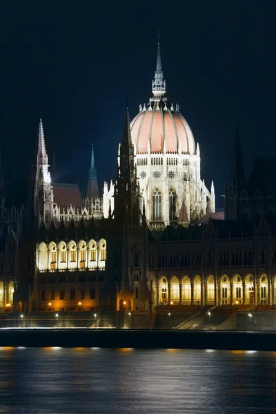 Ночной вид парламента Будапешта — стоковое фото