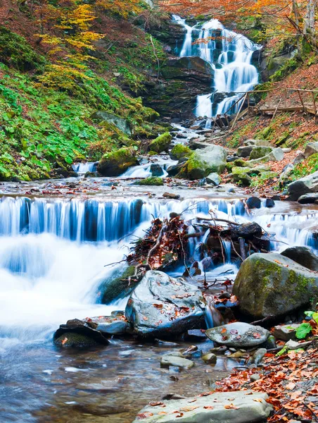 Wodospady na skalistym strumień jesień — Zdjęcie stockowe
