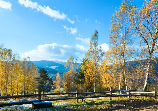 Podzimní jinovatka na horské mýtině — Stock fotografie