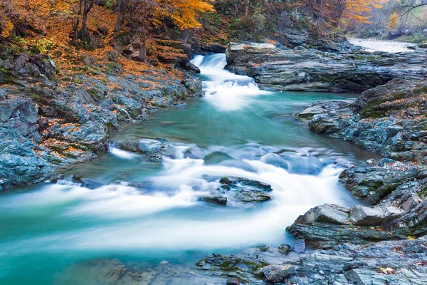 A sziklás őszi patak vízesései — Stock Fotó