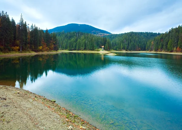 Outono Synevir lago de montanha — Fotografia de Stock