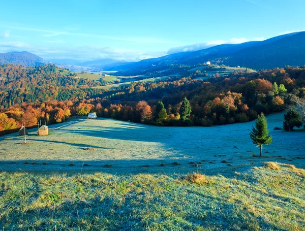 Podzimní mlhavé ráno horský hill — Stock fotografie