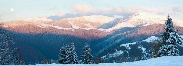 Outubro panorama de montanha com neve primeiro inverno — Fotografia de Stock