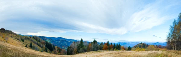 Sisli sonbahar sabahı dağ panorama — Stok fotoğraf
