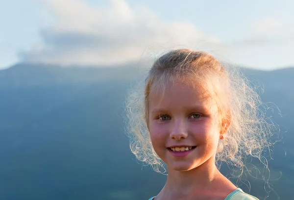Menina retrato ao ar livre ao pôr do sol luz solar — Fotografia de Stock