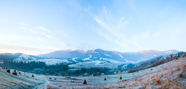 Ilk sonbahar frost ve dağ sunrise — Stok fotoğraf