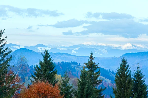 Θέα στο βουνό φθινόπωρο misty πρωί — Φωτογραφία Αρχείου