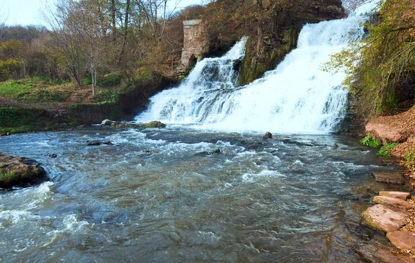 Waterval op herfst rivier — Stockfoto