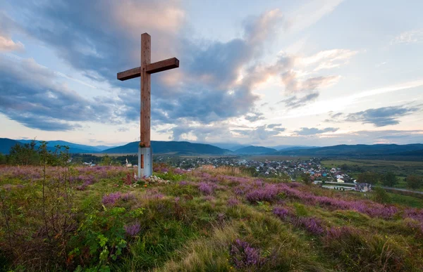Summer evening country view with wooden cross — Stock Photo, Image