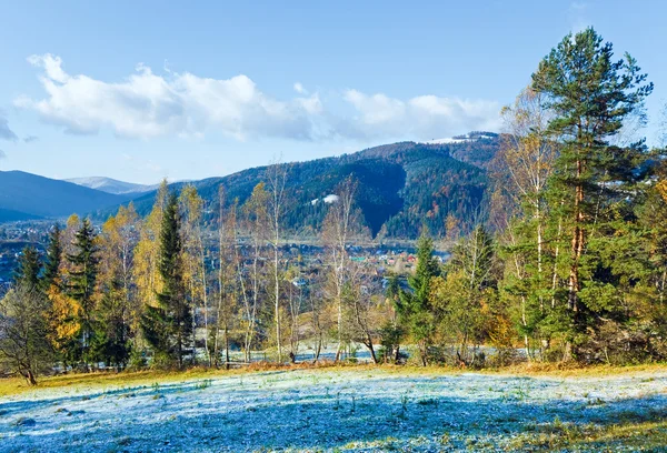 山の空き地に秋の霜 — ストック写真