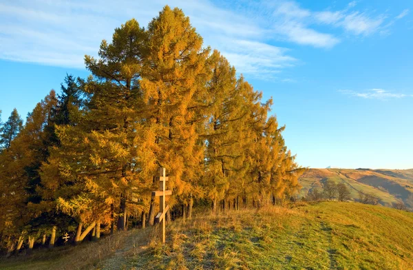 Herbstmorgen Berg und Holzkreuz — Stockfoto