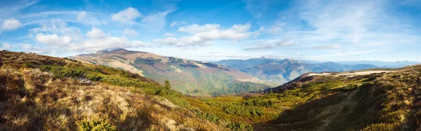 Jesień panoramę gór mglistych — Zdjęcie stockowe