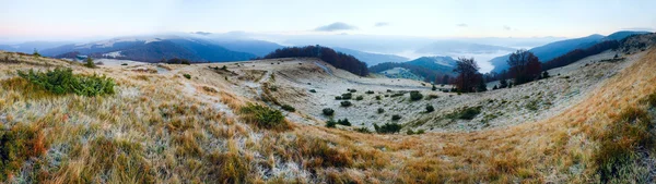 Осенняя туманная утренняя панорама гор — стоковое фото