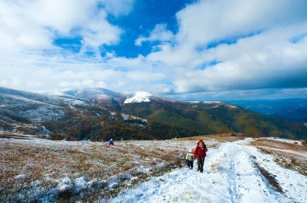 Aile sonbahar dağ Plato üzerinde ilk kar kış — Stok fotoğraf