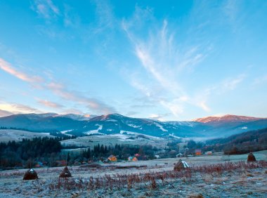 ilk sonbahar frosts ve dağ sunrise