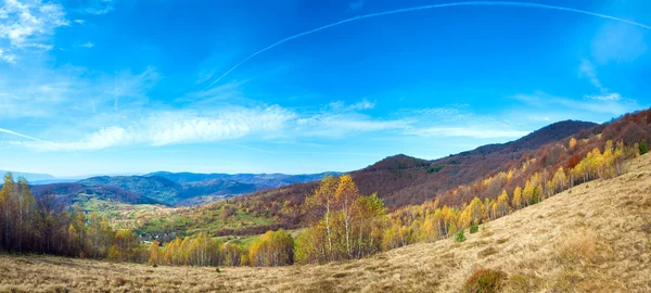 Outono paisagem montanhosa país (Cárpatos, Ucrânia ). — Fotografia de Stock
