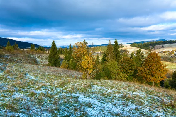 Primeiro inverno neve e outono folhagem colorida na montanha — Fotografia de Stock