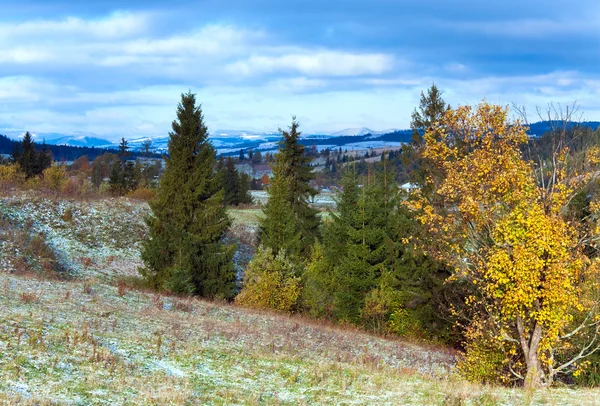 Première neige d'hiver et feuillage coloré d'automne en montagne — Photo