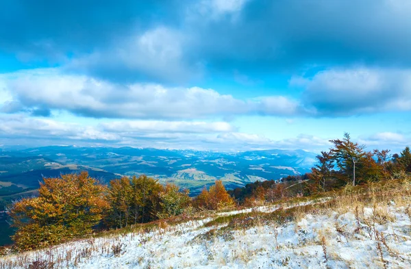 První zimní sníh a podzimní barevné listí na hoře — Stock fotografie