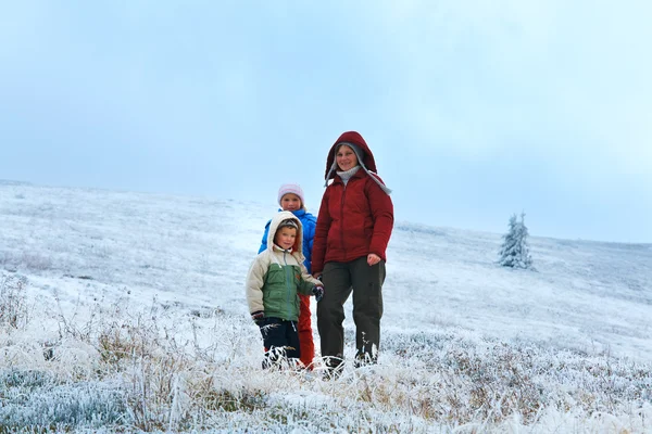 Сім'я на осінньому гірському плато з першим зимовим снігом — стокове фото