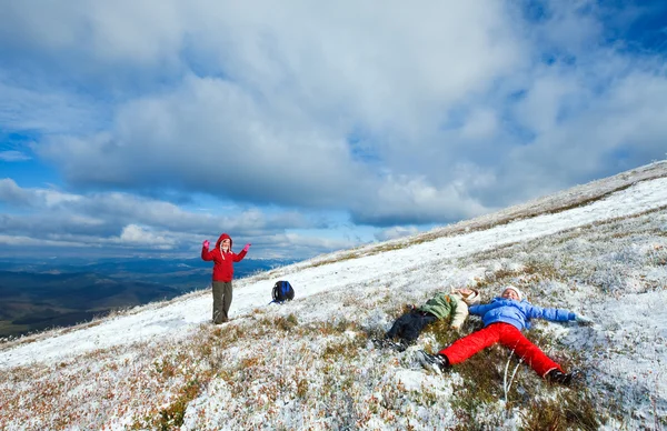 Aile ile ilk kış kar sonbahar dağ Plato üzerinde — Stok fotoğraf