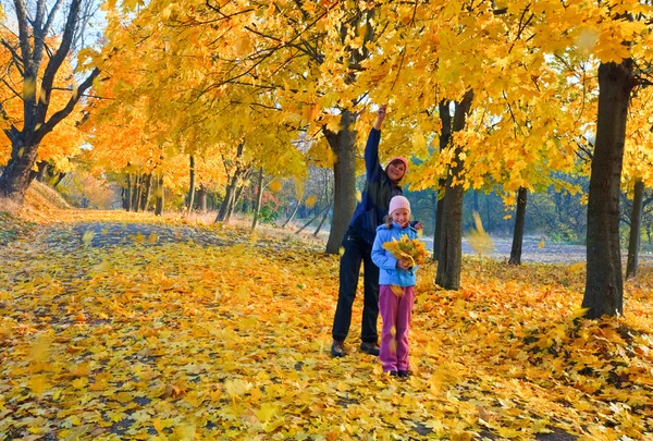 Familia en otoño parque de arce — Foto de Stock