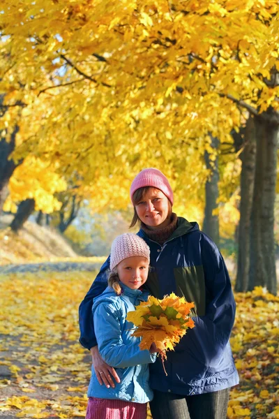 秋のメープル公園で家族 — ストック写真