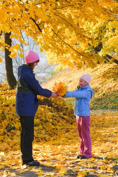 Familie im Herbst Ahornpark — Stockfoto