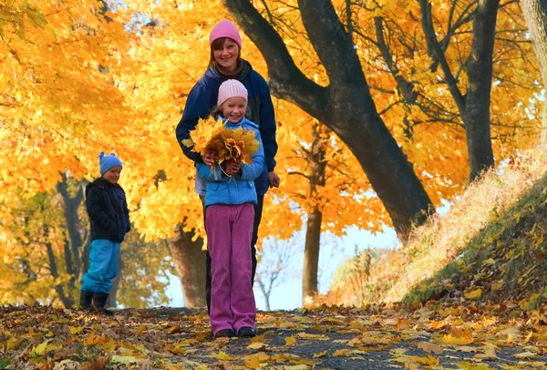 Família no outono parque de bordo — Fotografia de Stock