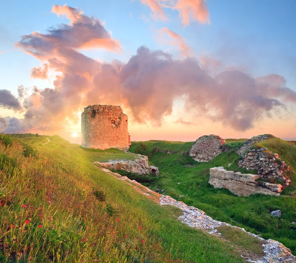Μαγευτικό ηλιοβασίλεμα και τα ερείπια του αρχαίου φρουρίου — Φωτογραφία Αρχείου