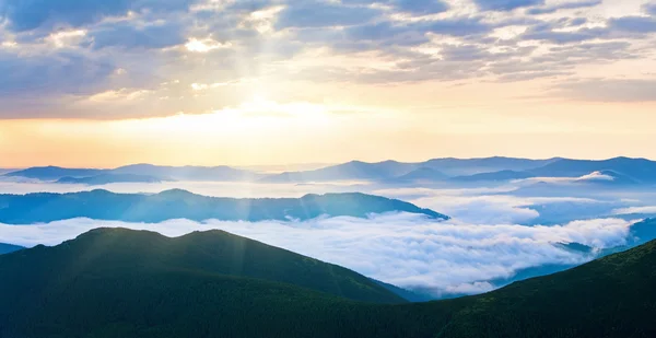 Été nuageux lever de soleil panorama de montagne — Photo
