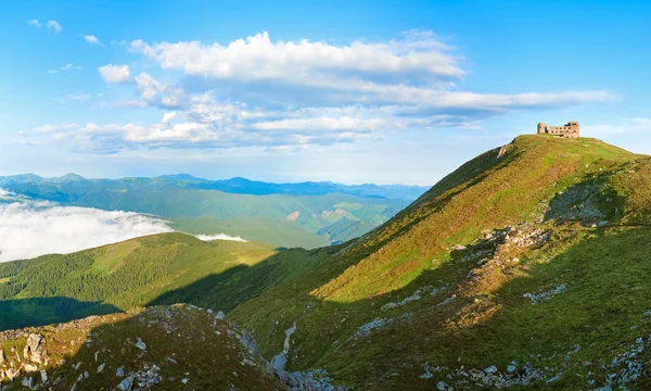 Sommermorgen auf dem pip ivan mountain — Stockfoto
