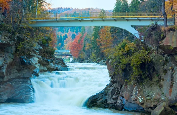 在秋季山区河流上泥泞瀑布 — 图库照片