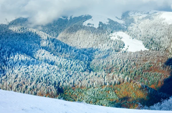 Première neige d'hiver et feuillage coloré d'automne dernier en montagne — Photo