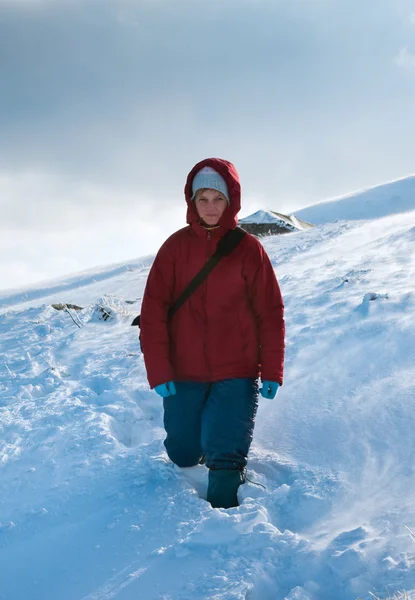Mujer e invierno nevado y ventoso vista a la montaña —  Fotos de Stock