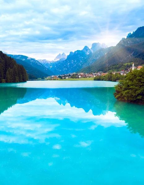 Estate alpina vista lago — Foto Stock