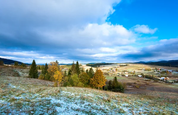Перший зимовий сніг і осінь барвисте листя на горі — стокове фото